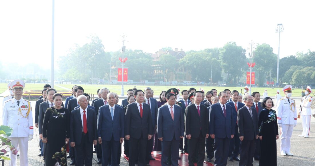 Lãnh đạo, nguyên lãnh đạo Đảng, Nhà nước vào Lăng viếng Chủ tịch Hồ Chí Minh, sáng 18/5. Ảnh: Nhật Bắc
