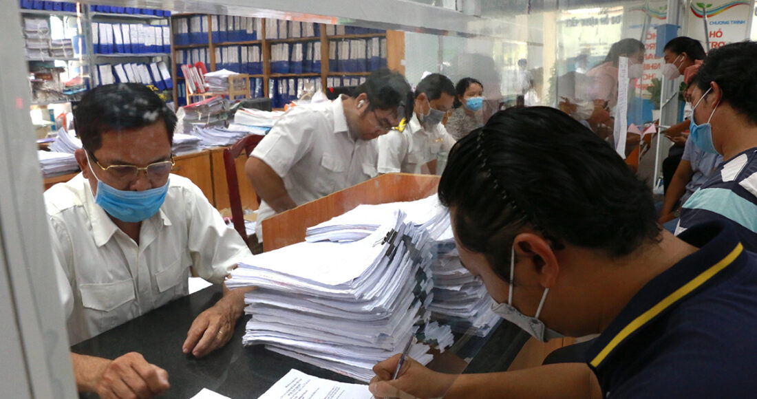Cán bộ hướng dẫn người dân làm thủ tục hành chính tại TP Thủ Đức, TP HCM, tháng 4/2022. Ảnh:Thái Anh