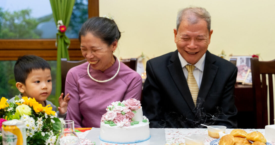 Bà Mận, ông Toan xúc động và vui mừng trước bất ngờ các con mang lại, trong hôn lễ cuối tháng Ba ở Thạch Thất, Hà Nội. Ảnh: Nhân vật cung cấp