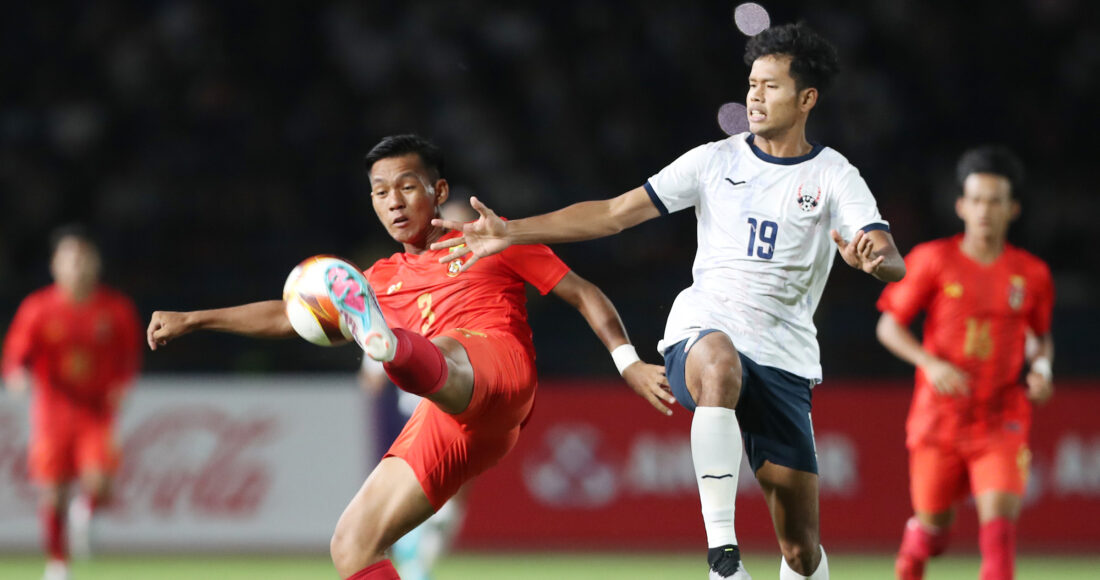 Cầu thủ Campuchia (số 19) tranh chấp trong trận thua Myanmar 0-2 ở lượt ba bảng A ngày 7/5. Ảnh: Đức Đồng