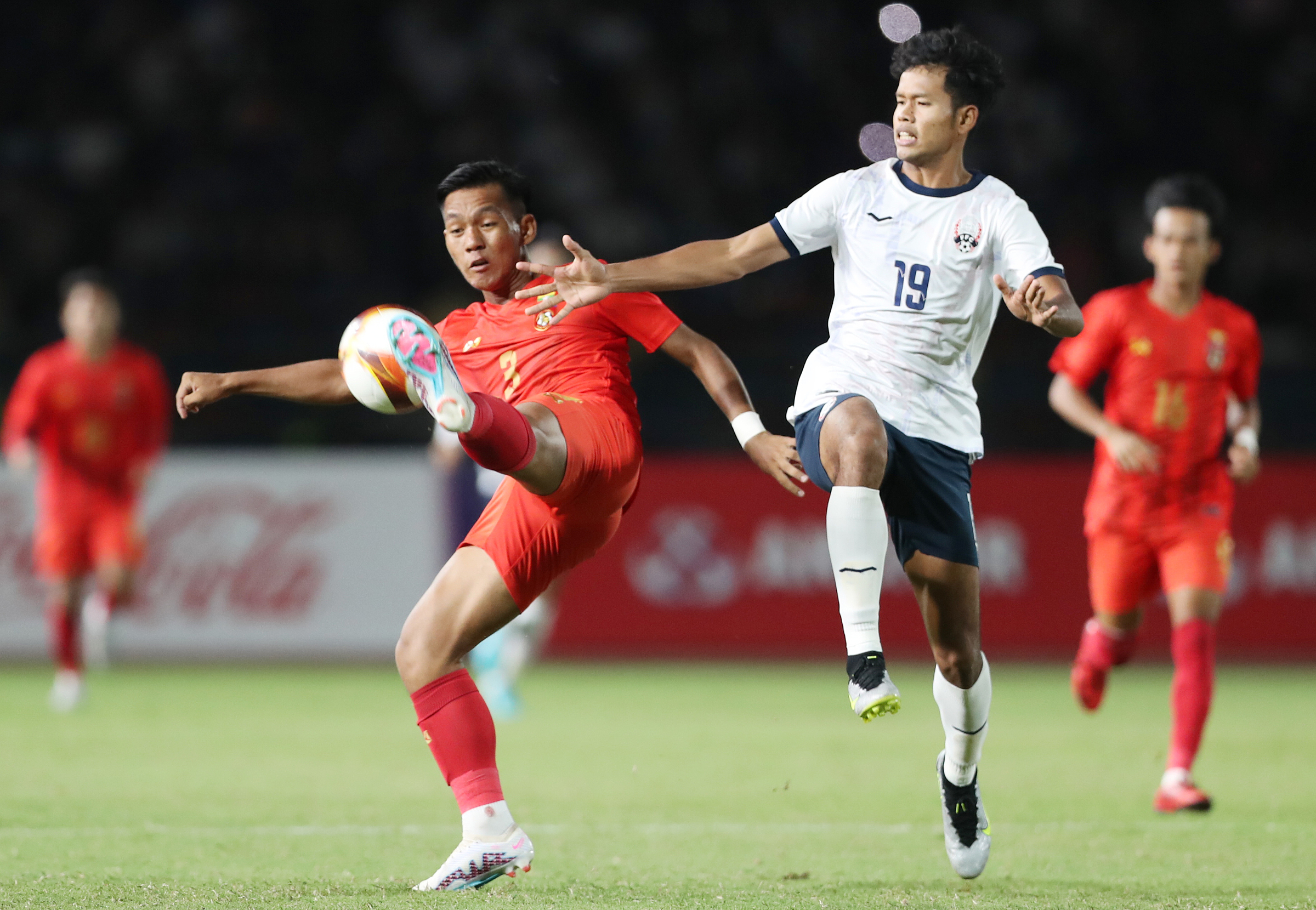 Cầu thủ Campuchia (số 19) tranh chấp trong trận thua Myanmar 0-2 ở lượt ba bảng A ngày 7/5. Ảnh: Đức Đồng