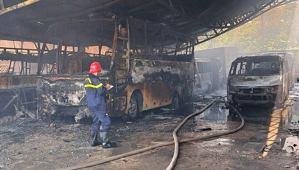 Ôtô bị thiêu rụi sau vụ cháy. Ảnh: Hồ Đinh