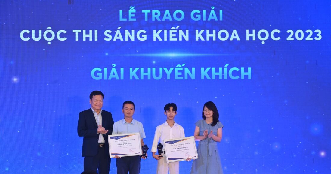 Học sinh Đinh Văn Trung (thứ ba, từ trái sang) nhận giải Khuyến khích. Ảnh: Giang Huy