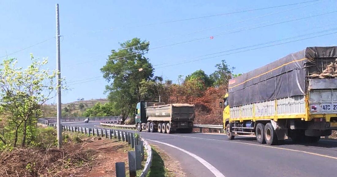 Lan can bị sập xuống đường do bị kẻ gian lấy trộm hộp đệm, bulông trên đèo Chư Sê. Ảnh: Ngọc Oanh