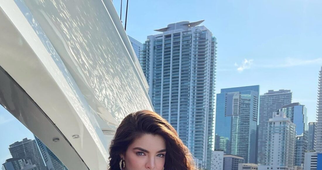 Ngày 7/5, Nadia Ferreira đăng tải bức ảnh trong chuyến nghỉ dưỡng ở Mỹ với bụng bầu vượt mặt. Cô mặc trang phục có độ co giãn, tạo dáng khoe đường cong trên du thuyền. Hình ảnh hút hàng trăm nghìn lượt yêu thích, nhiều diễn đàn về nhan sắc đăng tải lại khoảnh khắc, khen sắc vóc gợi cảm của á hậu khi mang bầu.