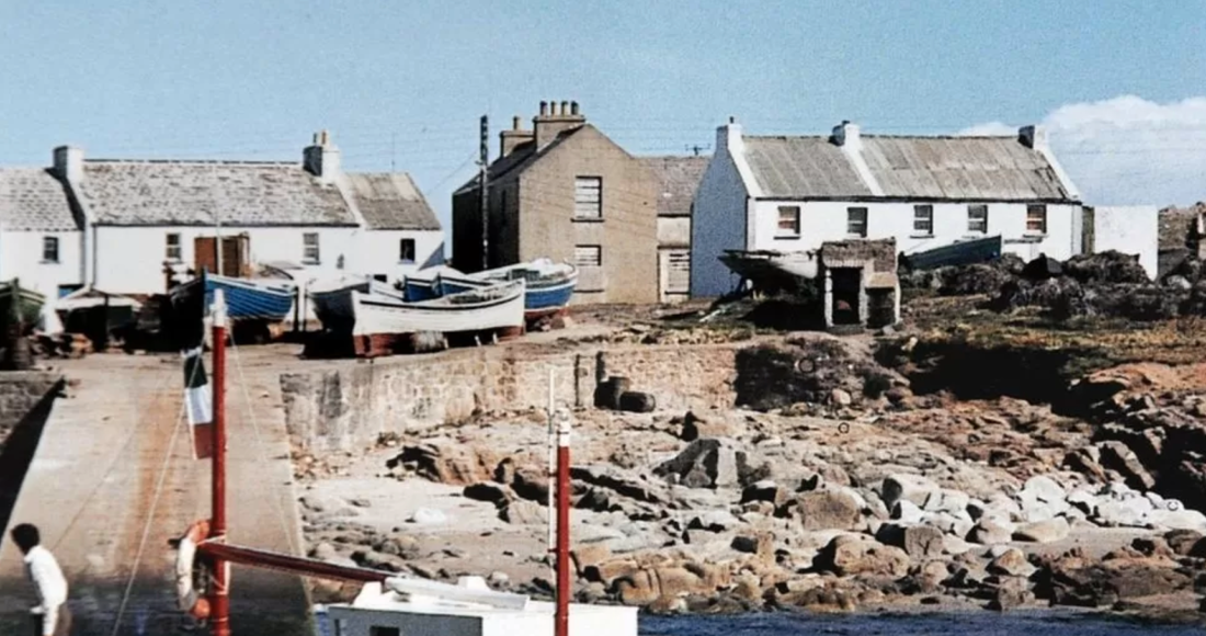 Nhà của ông Neville (bìa phải) được tu sửa, quét vôi trắng trước khi ông rời đi. Ảnh: BBC