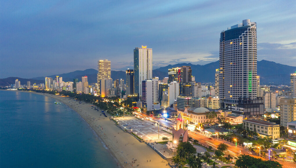 Thị trường condotel và khách sạn dọc theo bờ biển Nha Trang. Ảnh: Mạnh Cường