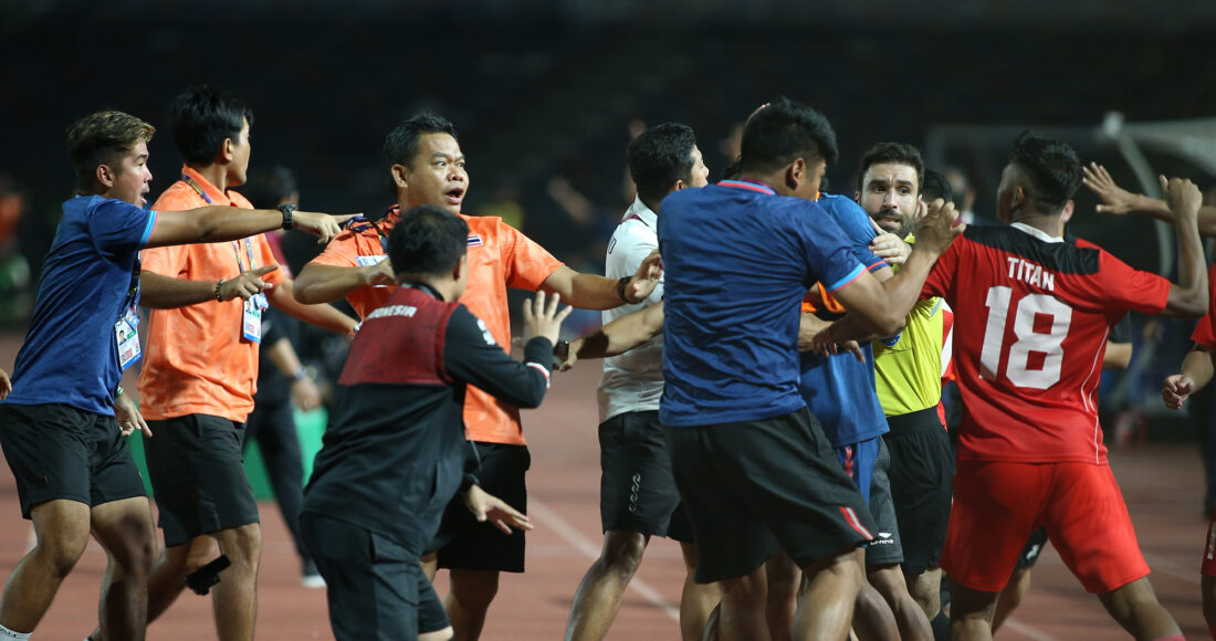 Cầu thủ, ban huấn luyện Thái Lan và Indonesia đánh nhau trong trận chung kết trên sân Olympic ngày 16/5.Ảnh: Lâm Thoả