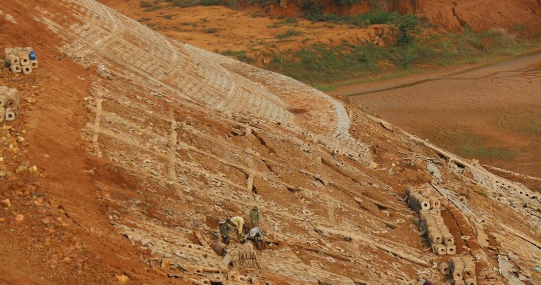 Bờ kè, ta luy bên ngoài Dự án Khu công nghiệp Nhân Cơ bị sụt lún, hư hỏng nặng. Ảnh: Ngọc Oanh