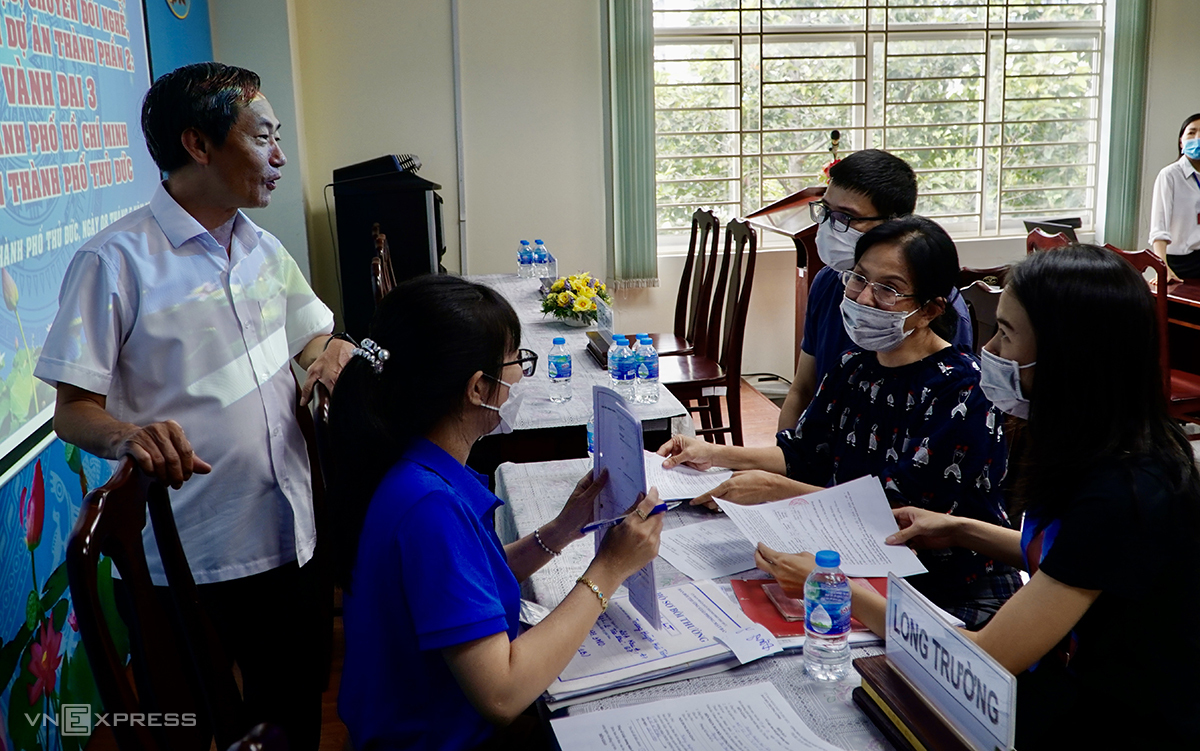 Người dân đến làm thủ tục nhận tiền đền bù Vành đai 3 tại TP Thủ Đức, sáng 8/5. Ảnh: Gia Minh