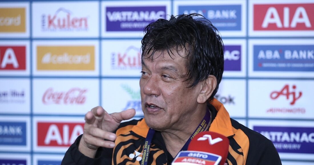 HLV Elavarasa trả lời phỏng vấn sau trận thua 1-2 trước Việt Nam ở lượt ba bảng B SEA Games 32. Ảnh: Lâm Thoả