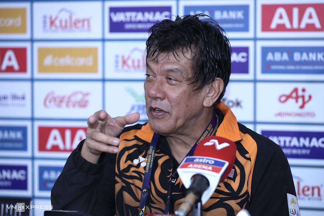 HLV Elavarasa trả lời phỏng vấn sau trận thua 1-2 trước Việt Nam ở lượt ba bảng B SEA Games 32. Ảnh: Lâm Thoả