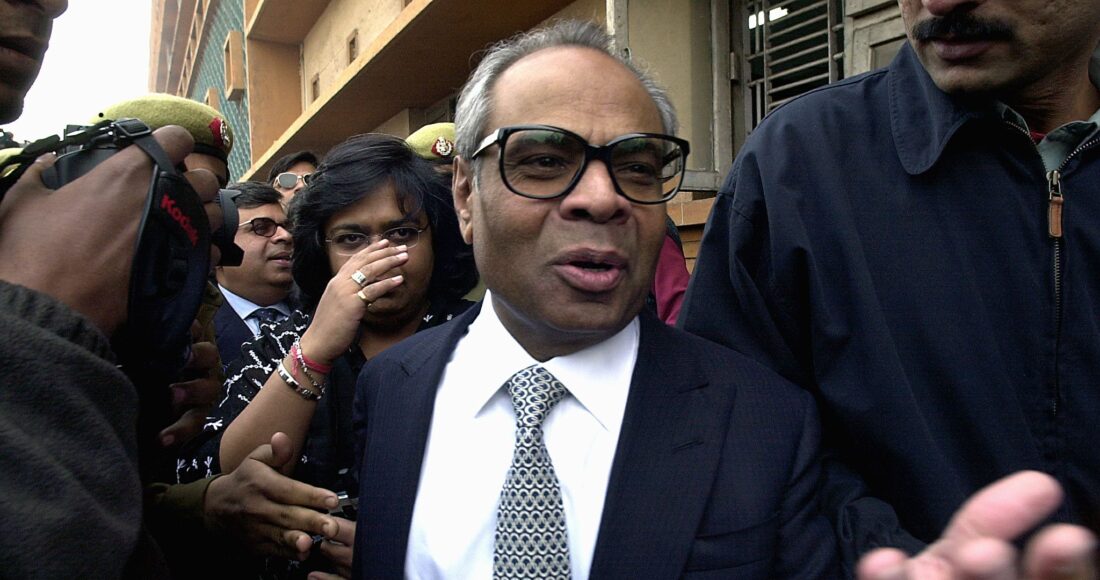 Srichand Hinduja, đến tòa án New Delhi ngày 19/1/2001. Ảnh: AFP