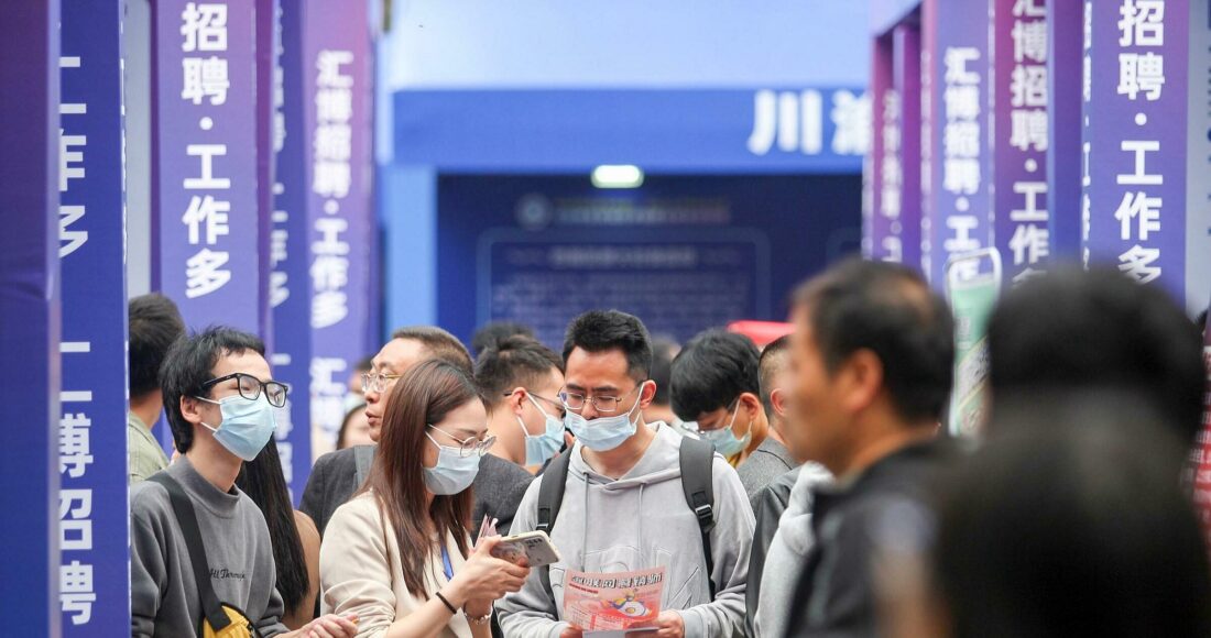 Những người trẻ tại một hội chợ việc làm ở Trùng Khánh, Trung Quốc hồi tháng 4. Ảnh: AFP