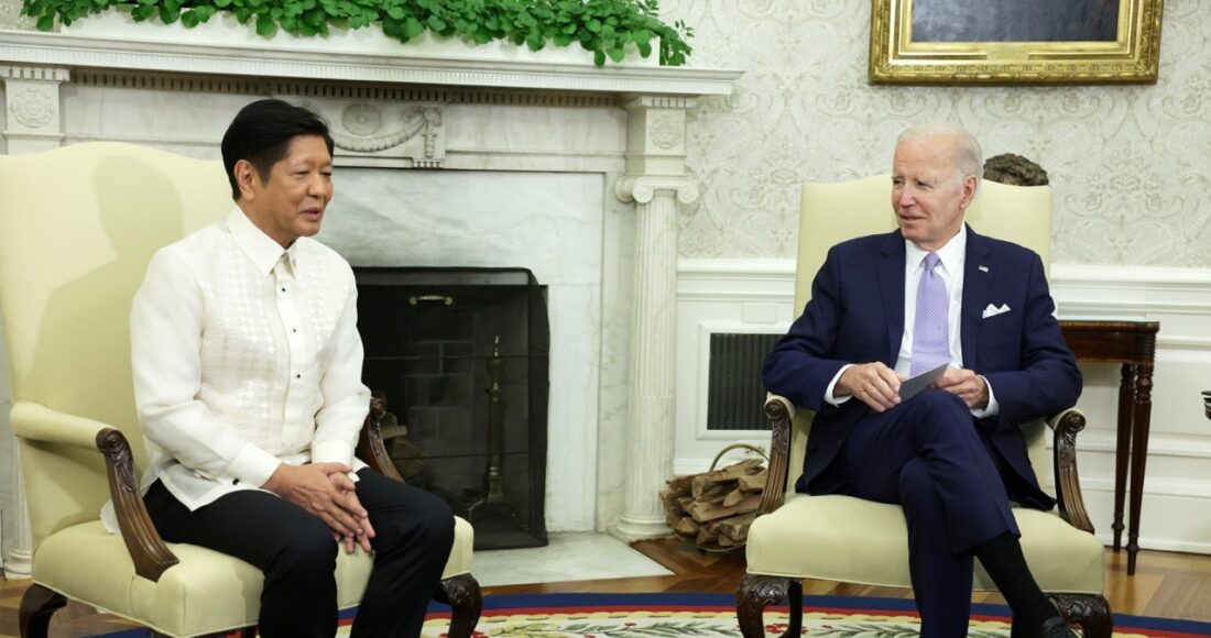 Tổng thống Mỹ Joe Biden (phải) và Tổng thống Philippines Ferdinand Marcos tại Nhà Trắng ngày 1/5. Ảnh: AFP