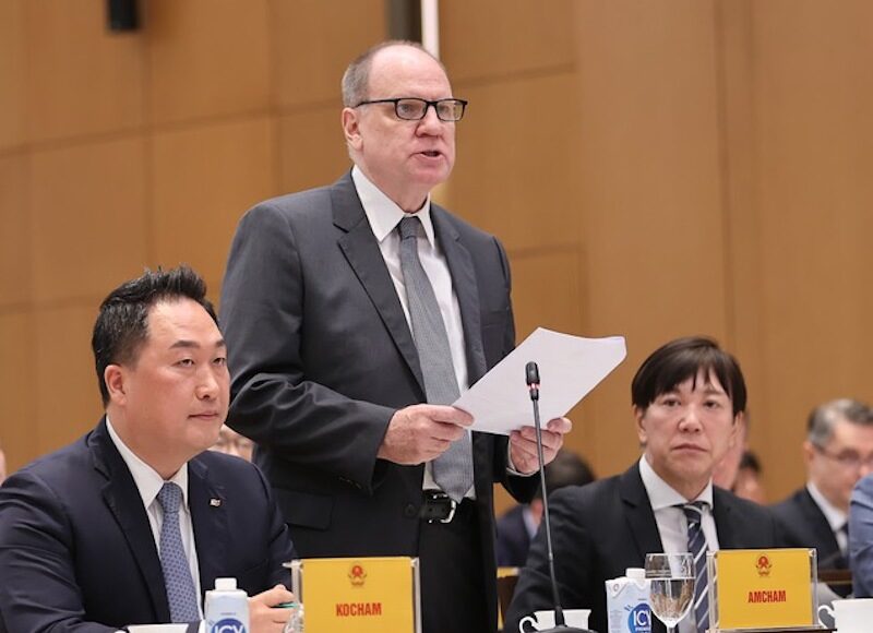 Ông Greb Testerman, Chủ tịch Hiệp hội Doanh nghiệp Mỹ tại Việt Nam (Amcham) phát biểu tại hội nghị gặp Thủ tướng, ngày 22/4. Ảnh: VGP