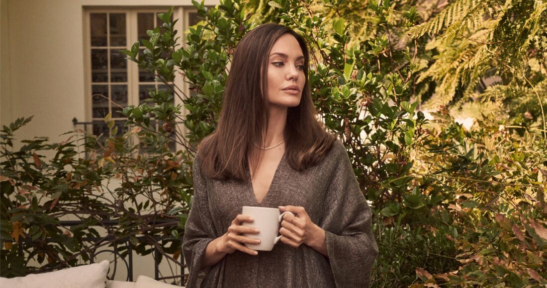 Angelina Jolie chuộng trang phục đơn sắc, tối giản, duy trì sở thích mặc lại đồ cũ. Ảnh: Vogue