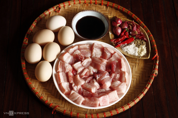 Chọn thịt dọi quế nạc mỡ đan xen là ngon nhất khi làm thịt kho. Ảnh: Bùi Thủy