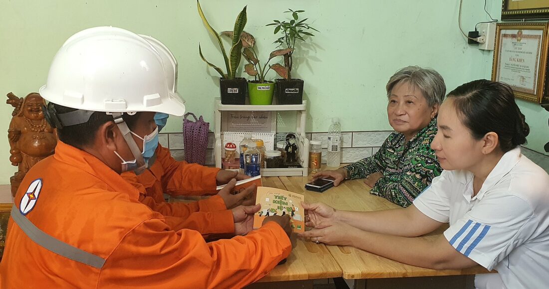 Nhân viên EVNHCM tuyên truyền, hướng dẫn sử dụng điện an toàn, tiết kiệm. Ảnh: EVNHCMC