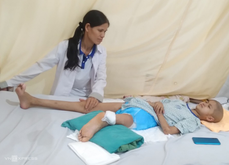 Trần Hồng Ánh và mẹ sau khi phẫu thuật cắt bỏ một phần chân giữa năm 2022. Ảnh: Nhân vật cung cấp