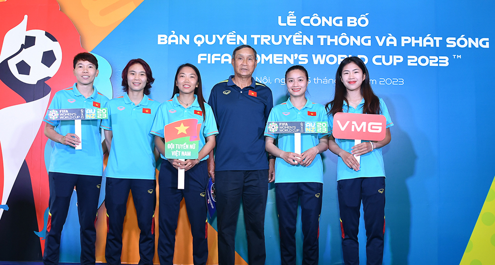 HLV Mai Đức Chung cùng các thành viên tuyển nữ Việt Nam tại Hà Nội sáng 25/5.