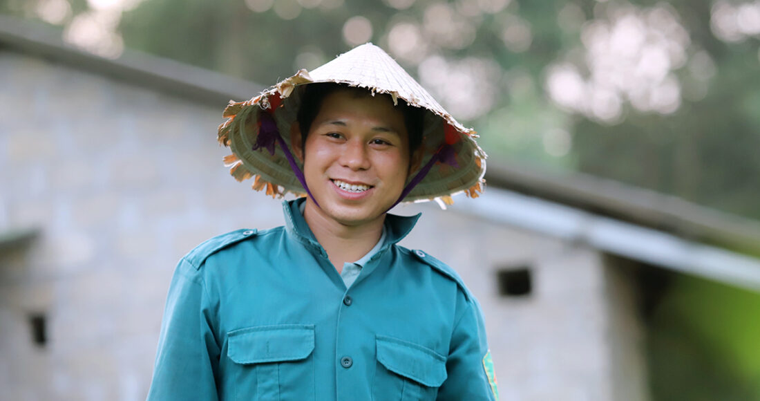 Anh Hoàng Đình Ngư cười hiền khi kể về quá trình bỏ việc kỹ sư về quê làm trang trại. Ảnh: Đức Hùng