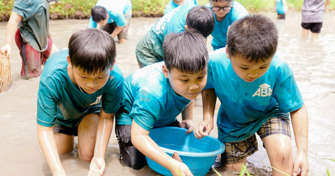 Bắt cá - một trong rất nhiều trải nghiệm của trẻ khi tham gia trại hè tại Làng Nương, Yên Tử, Quảng Ninh năm 2022. Ảnh: ABA