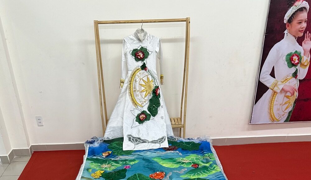 Một phần của chiếc áo dàiNon sông gấm vóc trưng bày tại sự kiện. Ảnh: Tân Cao