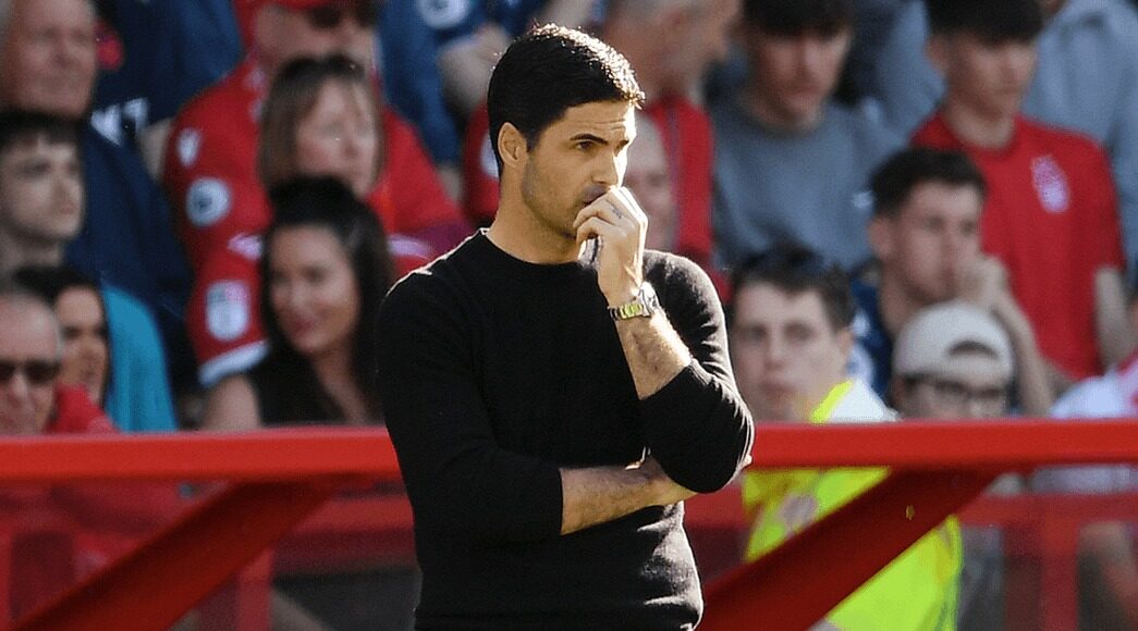 HLV Arteta quan sát cầu thủ Arsenal thi đấu trong trận thua Nottingham 0-1 trên sân City Ground ngày 20/5. Ảnh: arsenal.com