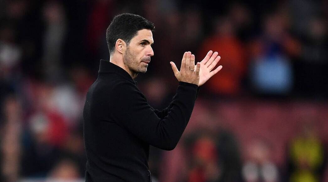 Arteta vỗ tay cảm ơn người hâm mộ Arsenal sau trận thắng Chelsea 3-1 trên sân nhà Emirates ngày 2/5. Ảnh: arsenal.com