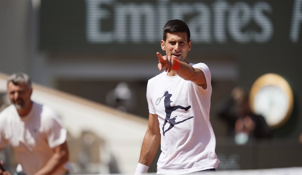 Djokovic trong buổi tập trước thềm Roland Garros 2023. Ảnh: RG