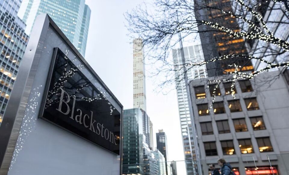 Biển hiệu bên ngoài trụ sở tập đoàn Blackstone tại New York, Mỹ, ngày 18/1. Ảnh: Jeenah Moon
