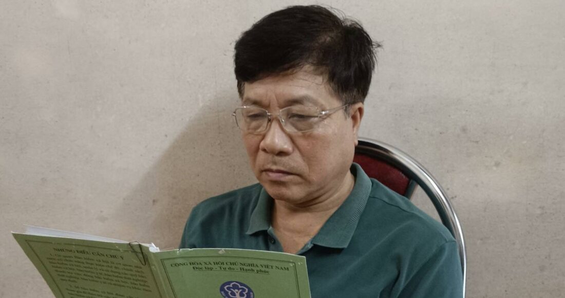 Ông Nguyễn Viết Lâm (TP Tuyên Quang), một trong những chủ hộ đã khởi kiện Bảo hiểm xã hội tỉnh Tuyên Quang ra tòa án địa phương vào tháng 2/2022 do bị thu sai BHXH trong 20 năm. Ảnh: NVCC