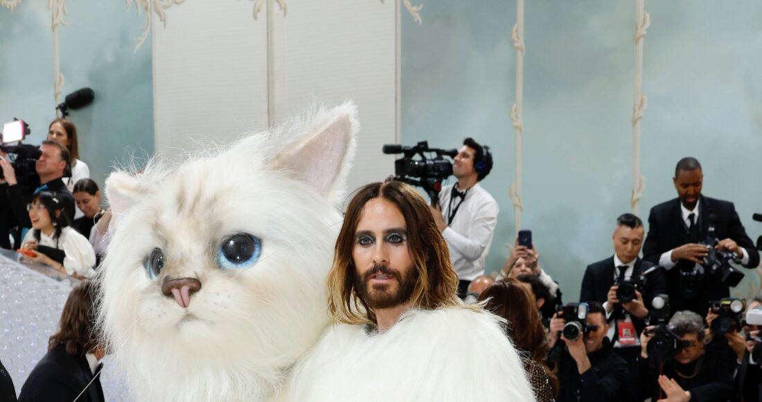 Diễn viên Jared Leto làm mèo Choupette - một trong những màn hóa trang kịch tính ở Met Gala 2023. Sinh thời, Karl Lagerfeld yêu Choupette đến nỗi ông từng nói sẽ kết hôn với nó nếu được luật pháp cho phép. Ảnh: AFP