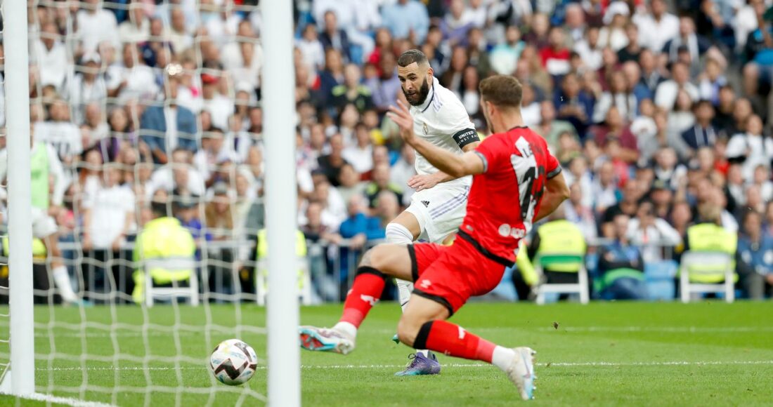 Benzema mở tỷ số cho Real ở phút 31. Ảnh: AS