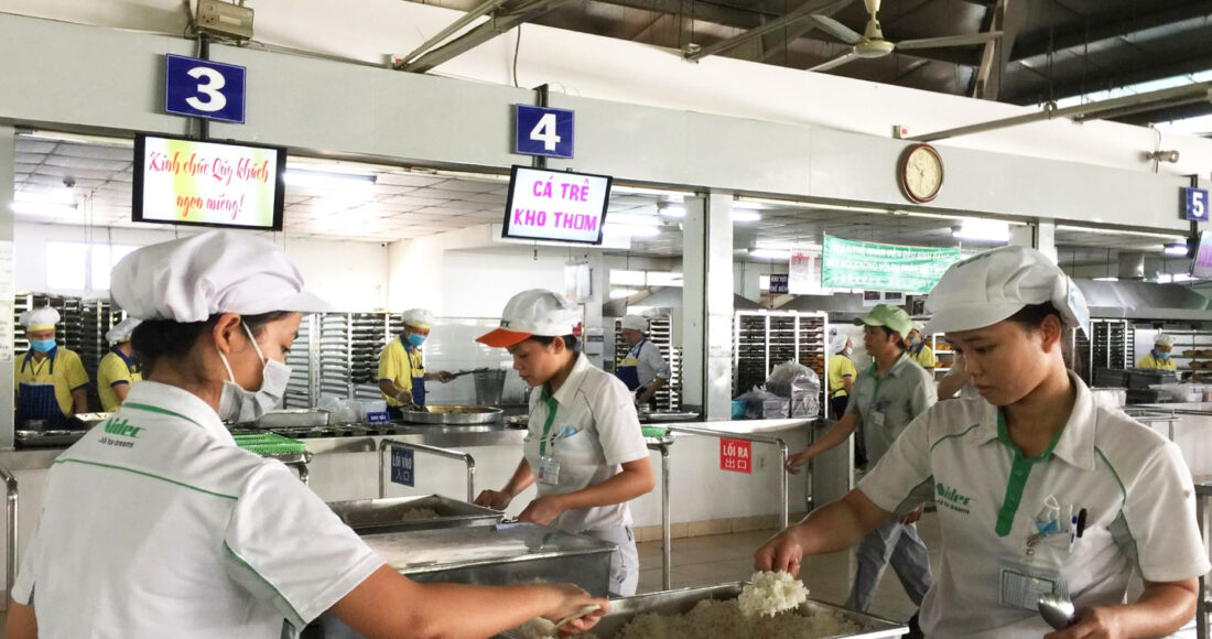 Công nhân Nidec Việt Nam trong giờ ăn ca . Ảnh: An PhươngCông nhân Nidec Việt Nam trong giờ ăn ca . Ảnh: An Phương