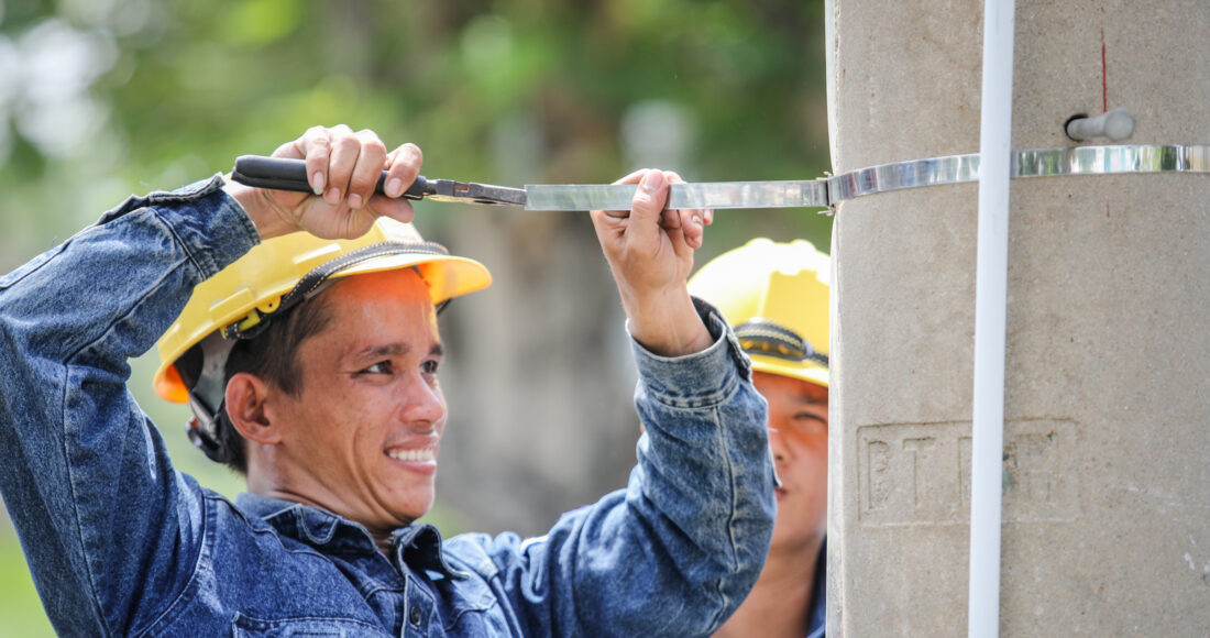 Công nhân Điện lực TP HCM sửa chữa điện tại khu chế xuất Tân Thuận (quận 7, TP HCM). Ảnh: Thành Nguyễn