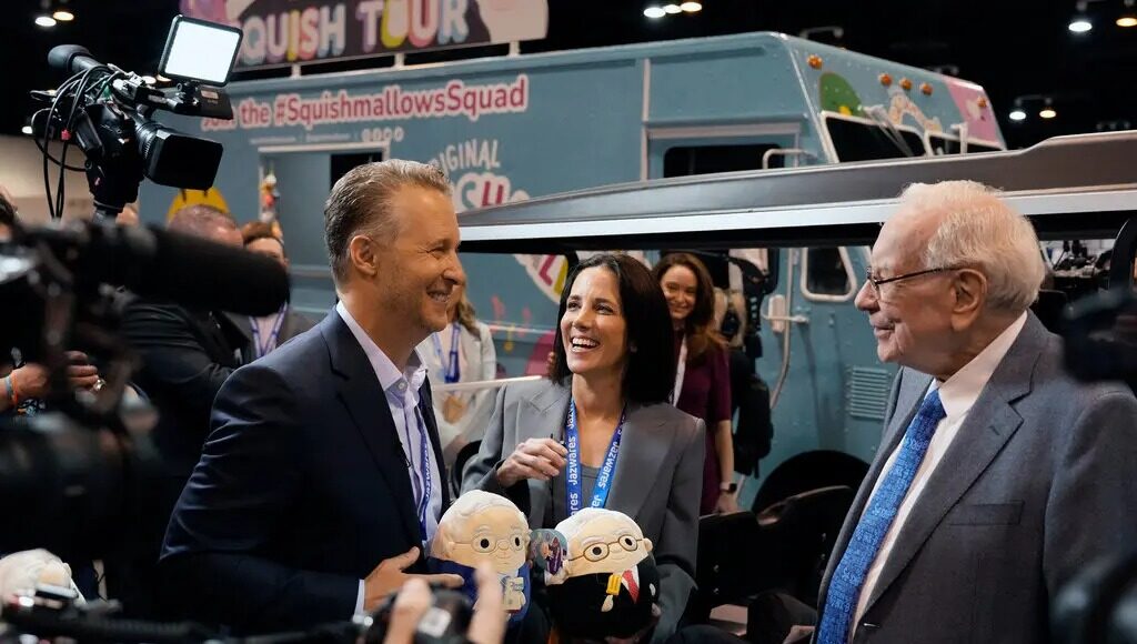 Warren Buffett (phải) tại sự kiện trước ĐHCĐ Berkshire hôm 5/5. Ảnh: AP