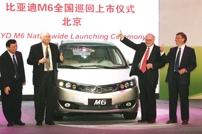 Warren Buffett (cà vạt đỏ) trong lễ ra mắt xe của BYD ở Bắc Kinh năm 2010. Ảnh: Xinhua