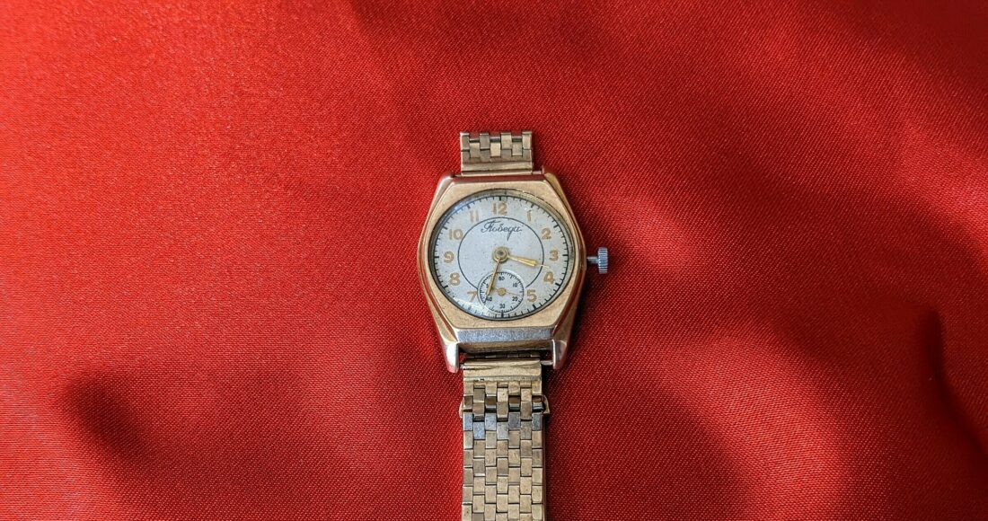 Chiếc đồng hồ Chủ tịch Hồ Chí Minh tặng nữ dân quân Nguyễn Thị Triển. Ảnh: Sơn Hà