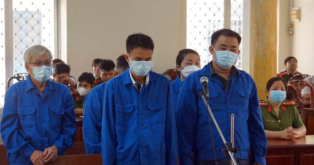Các bị cáo nghe tuyên án, ngày 10/5. Ảnh: An Bình