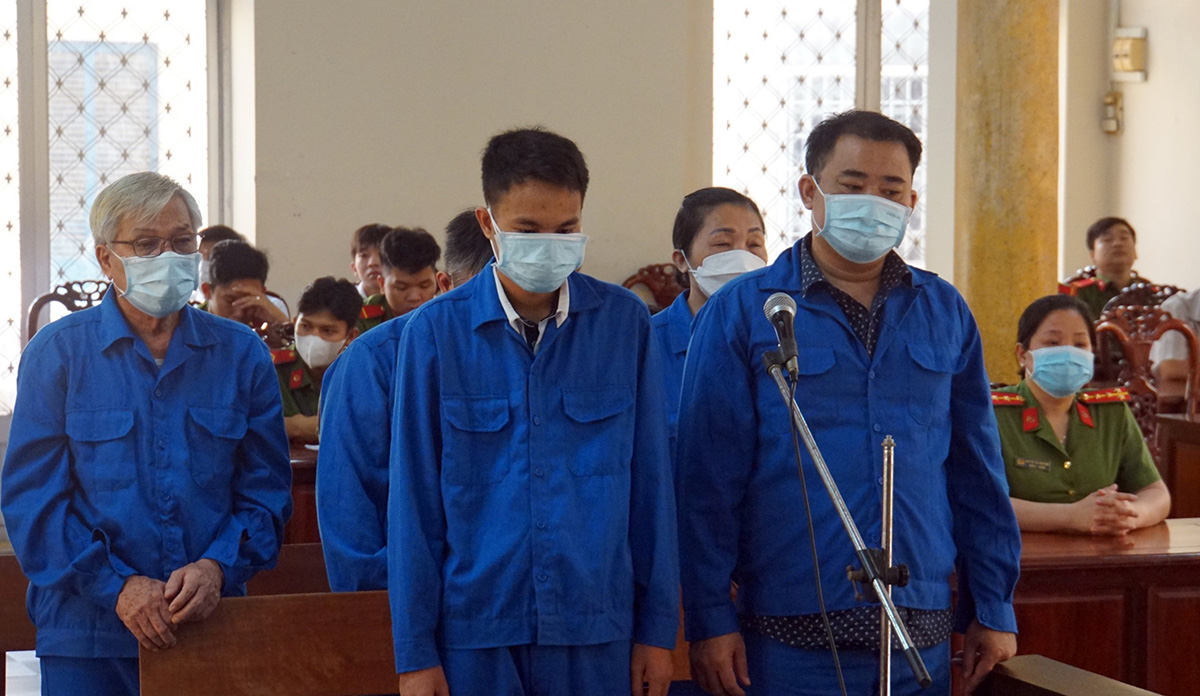 Các bị cáo nghe tuyên án, ngày 10/5. Ảnh: An Bình