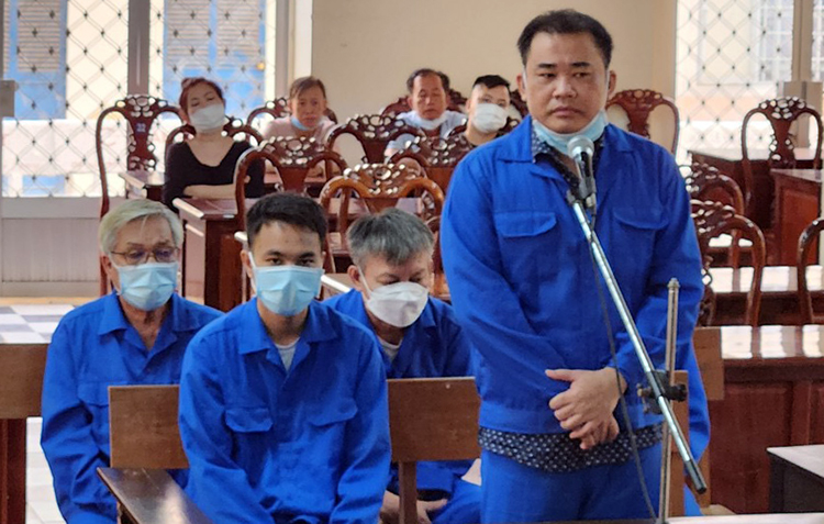 Các bị cáo tại phiên toà ngày 8/5. Ảnh: An Bình