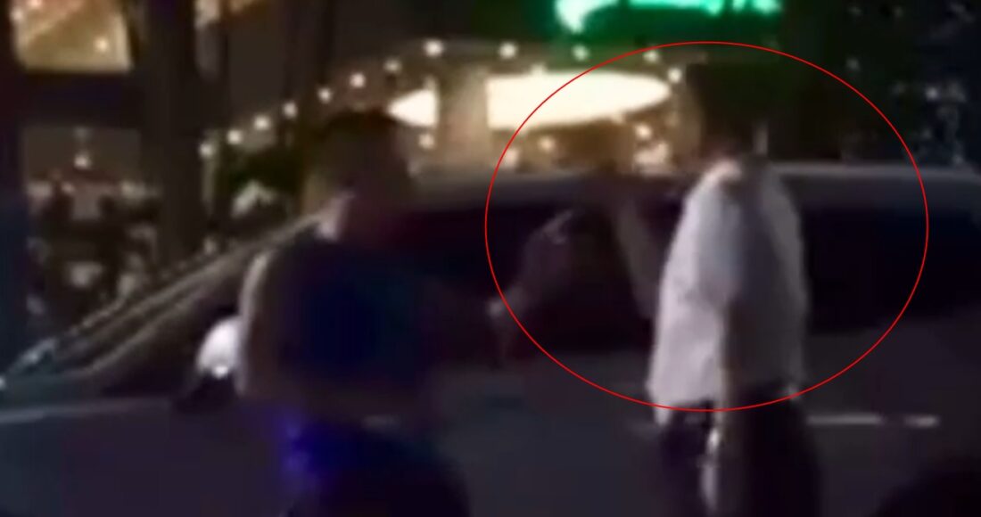 Ông Nam, áo trắng có hành vi không chuẩn mực sau khi va chạm giao thông. Ảnh cắt từ clip