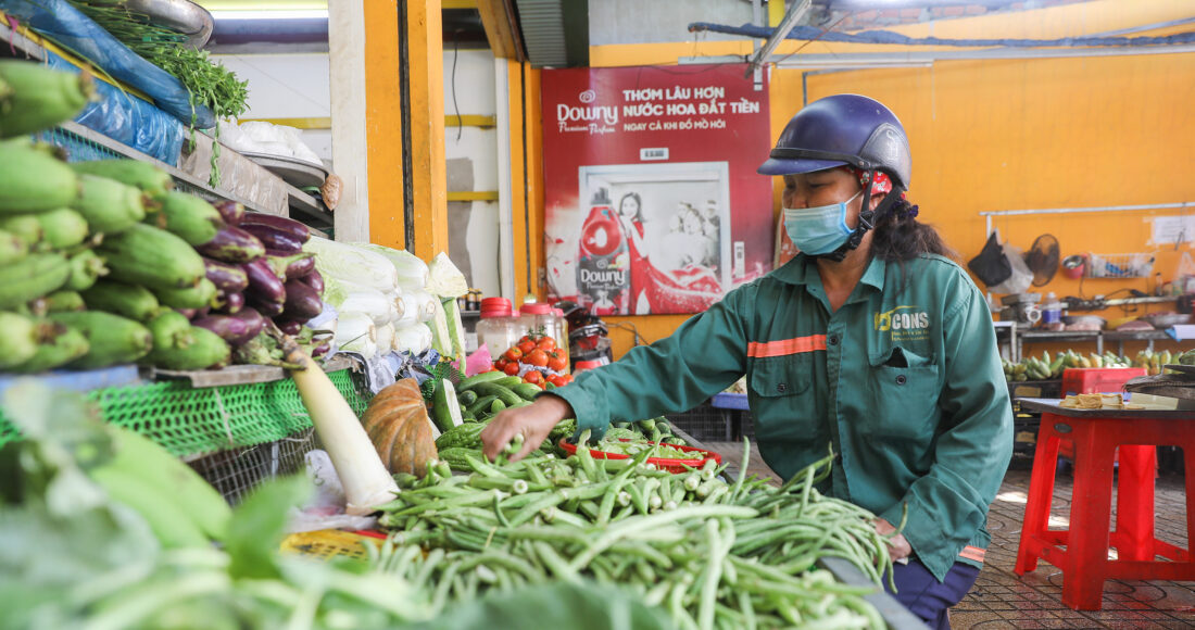 Người dân mua rau ở khu chợ tại phường Phước Long B, TP Thủ Đức. Ảnh: Quỳnh Trần
