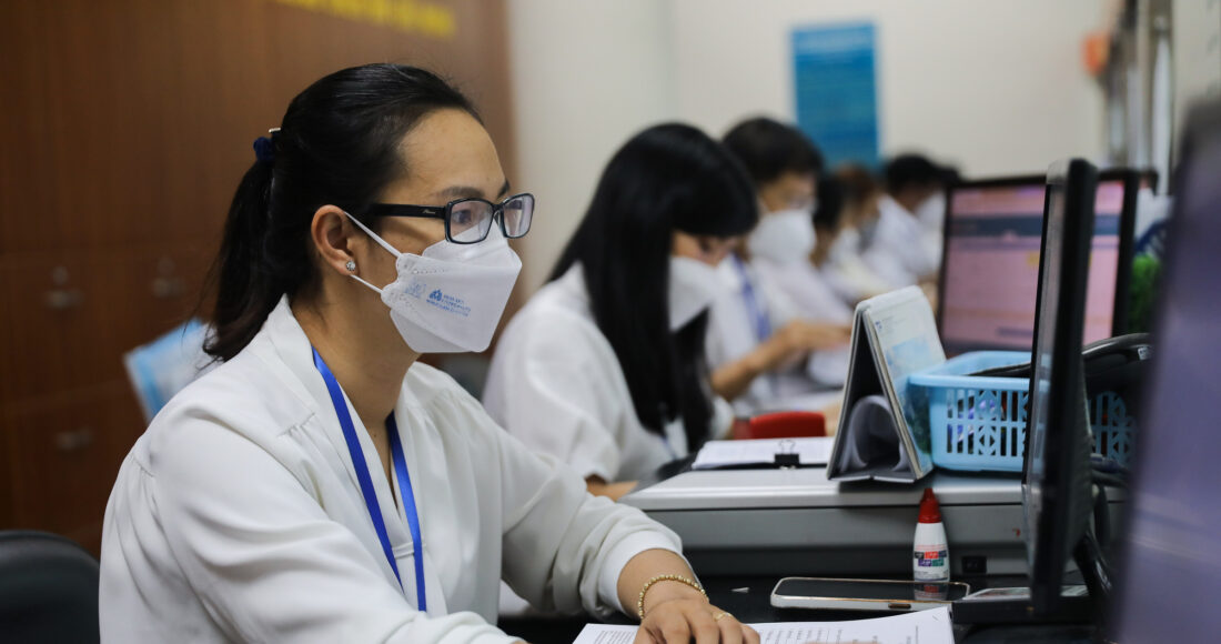 Cán bộ làm thủ tục hành chính tại UBND TP Thủ Đức, TP HCM, tháng 8/2022. Ảnh: Quỳnh Trần