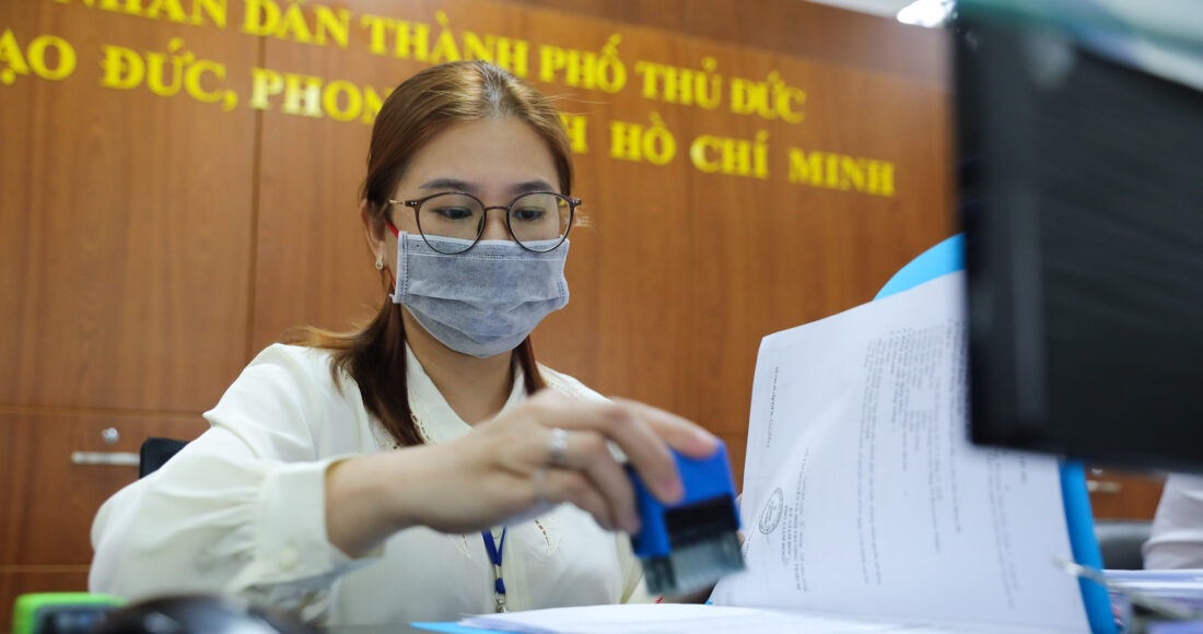 Cán bộ giải quyết thủ tục hành chính tại UBND TP Thủ Đức, TP HCM, tháng 8/2022. Ảnh: Quỳnh Trần