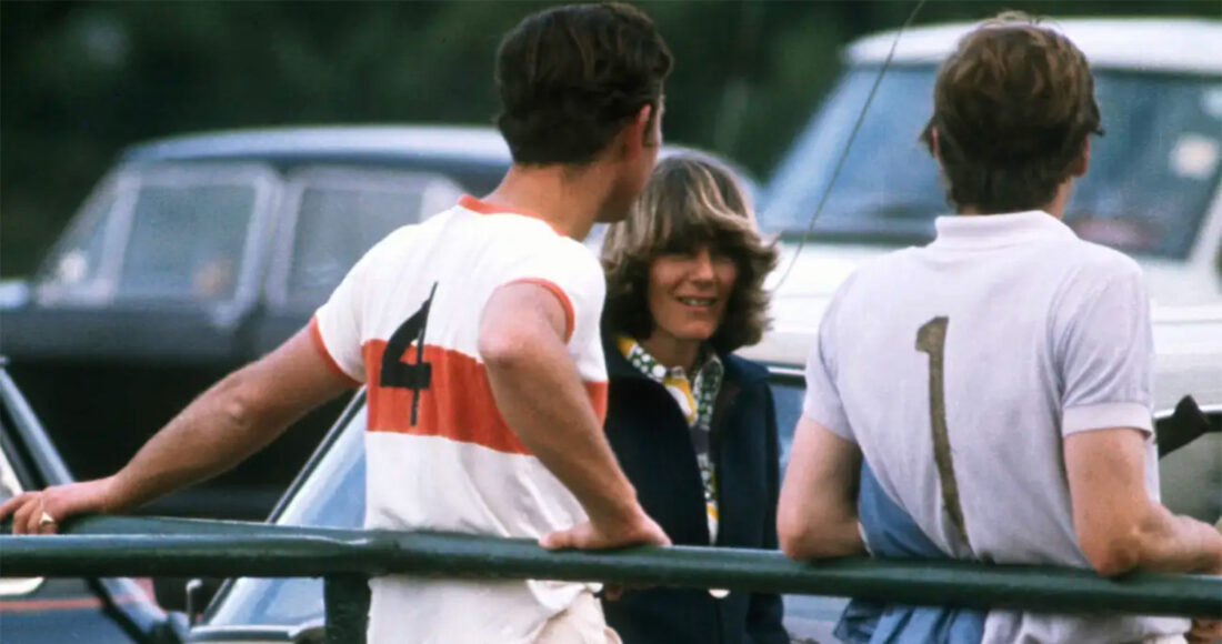 Charles (trái) và Camilla (giữa) tại một trận mã cầu năm 1972. Ảnh: Corbis