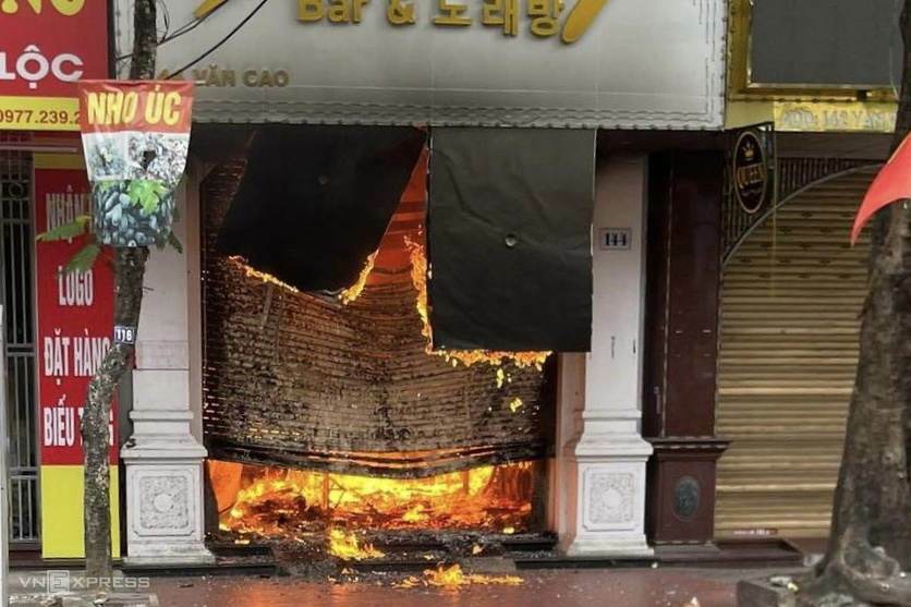 Quán bar bốc cháy chiều 12/5. Ảnh: Lê Tân