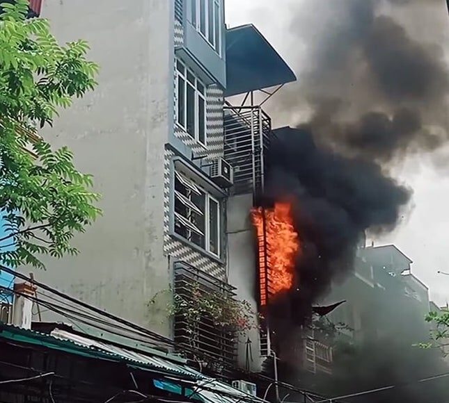 Ngôi nhà bốn tầng nằm trong phố Thành Công bốc cháy sáng 13/5. Ảnh: Xuân Hoa